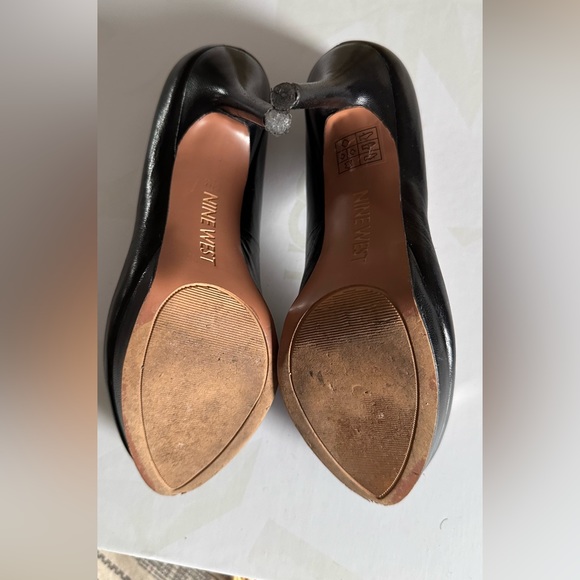✅2 for $50✅
Nine West shoes - GUC Size 35.5 fit like 6 - Picture 6 of 6